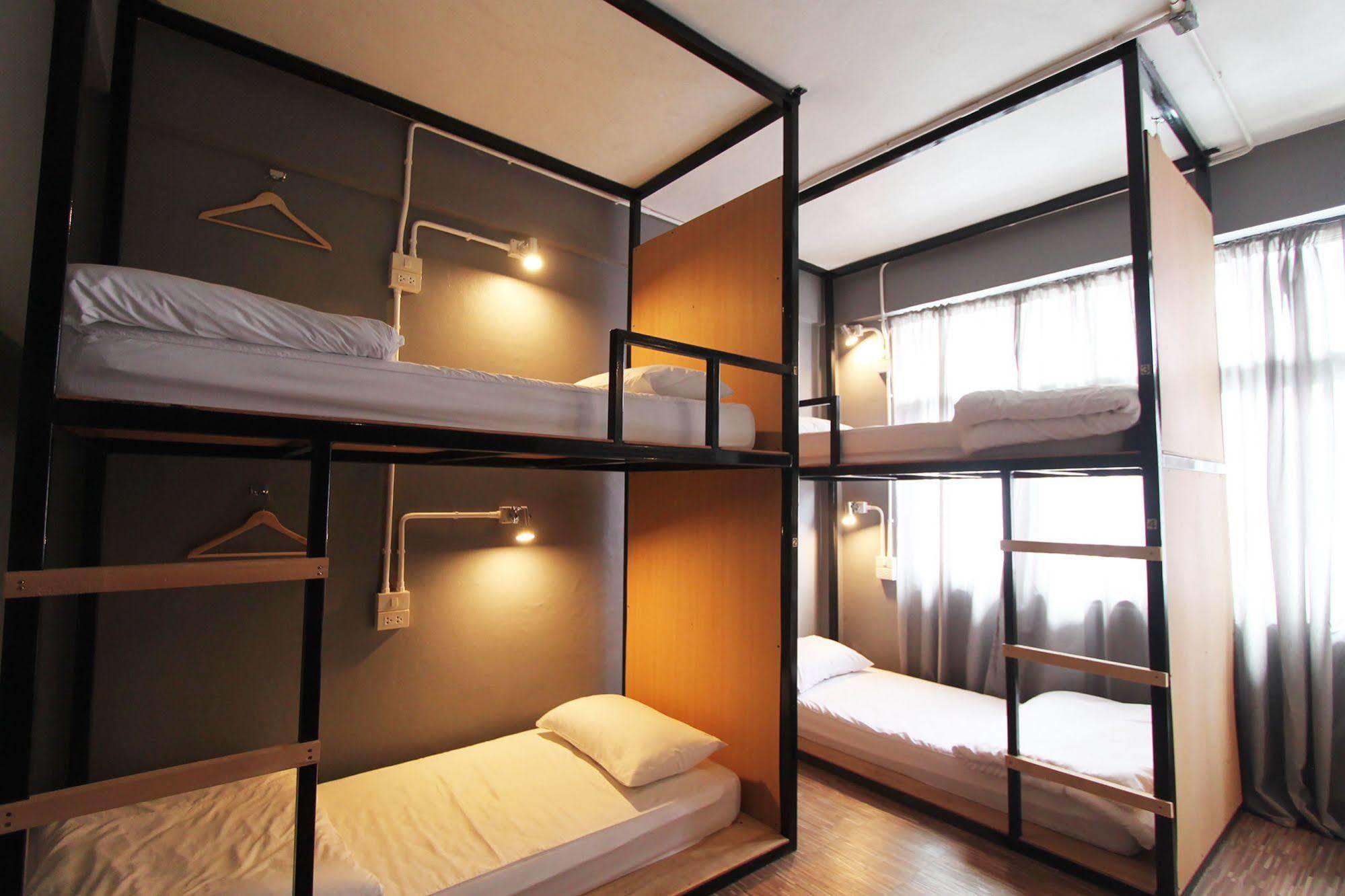 The Backpack Hostel Bangkok Esterno foto